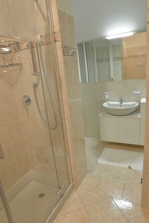 Apartment, 1 Bedroom, Terrace | Bathroom | Shower, hair dryer, bidet - Residenza Cece' (Lecco)