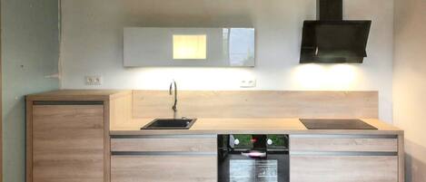 ثلاجة، ميكروويف، فرن، موقد طهي مسطح