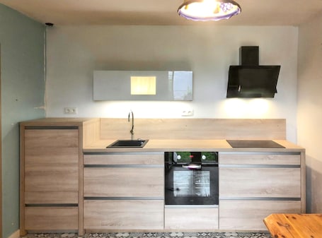 Fridge, microwave, oven, stovetop. Homerez - Apartment in Fontrabiouse