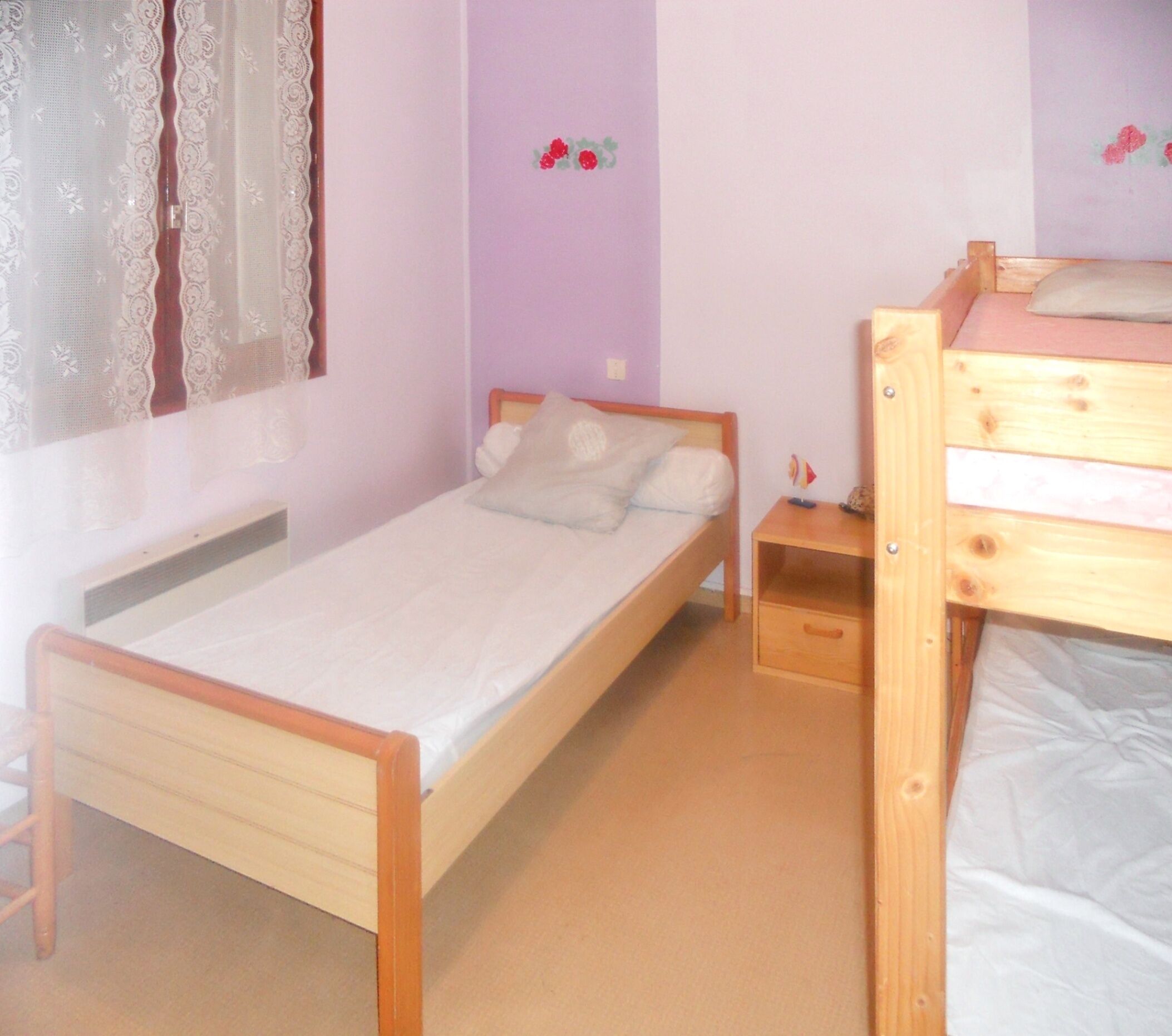 2 dormitorios y tabla de planchar con plancha