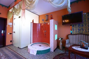 Junior Suite, 3 Twin Beds | Premium bedding, minibar, in-room safe, desk - Hotel Postoyalec (Odintsovo)