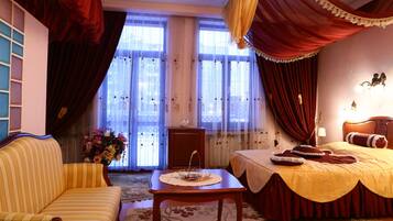 Suite, 1 Schlafzimmer | Hochwertige Bettwaren, Minibar, Zimmersafe, Schreibtisch