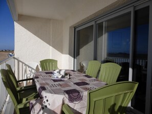 Outdoor dining - 3-room apartment with balcony and beach access - sleeps 7 (Saint-Gilles-Croix-de-Vie)