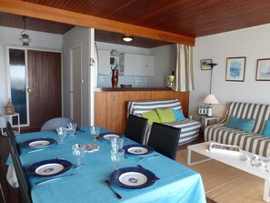 Dining - 3-room apartment with balcony and beach access - sleeps 7 (Saint-Gilles-Croix-de-Vie)