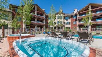 Apartment | Outdoor spa tub