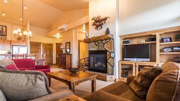 Apartment | Living area | TV, fireplace