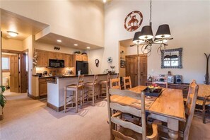 Condo, varias camas (3304 Champagne Lodge, Trappeur's Cros) | Cocina privada | Refrigerador, microondas, parrilla de estufa y lavavajillas 