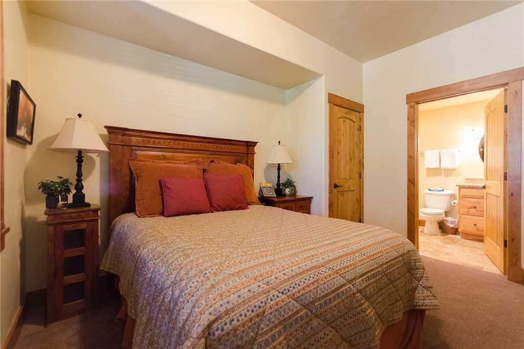 4 bedrooms, iron/ironing board, WiFi (free), bed sheets