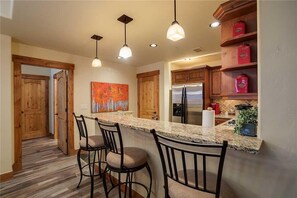 Huoneisto, useita sänkyjä (5111 Emerald Lodge, Trappeur's Crossi) | Yksityinen keittiö | Jääkaappi, mikroaaltouuni, liesi, astianpesukone