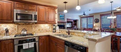 Condo, varias camas (5111 Emerald Lodge, Trappeur's Crossi) | Cocina privada | Refrigerador, microondas, parrilla de estufa y lavavajillas