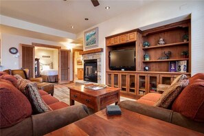Living room - 5111 Emerald Lodge, Trappeur's Crossing Apartment 2 (Steamboat Springs)