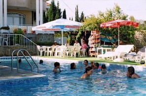 Una piscina cubierta, 2 piscinas al aire libre, sombrillas, tumbonas