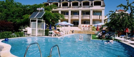 Indoor pool, 2 outdoor pools, pool umbrellas, pool loungers