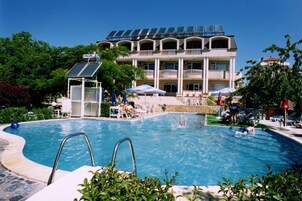 Una piscina techada, 2 piscinas al aire libre, sombrillas