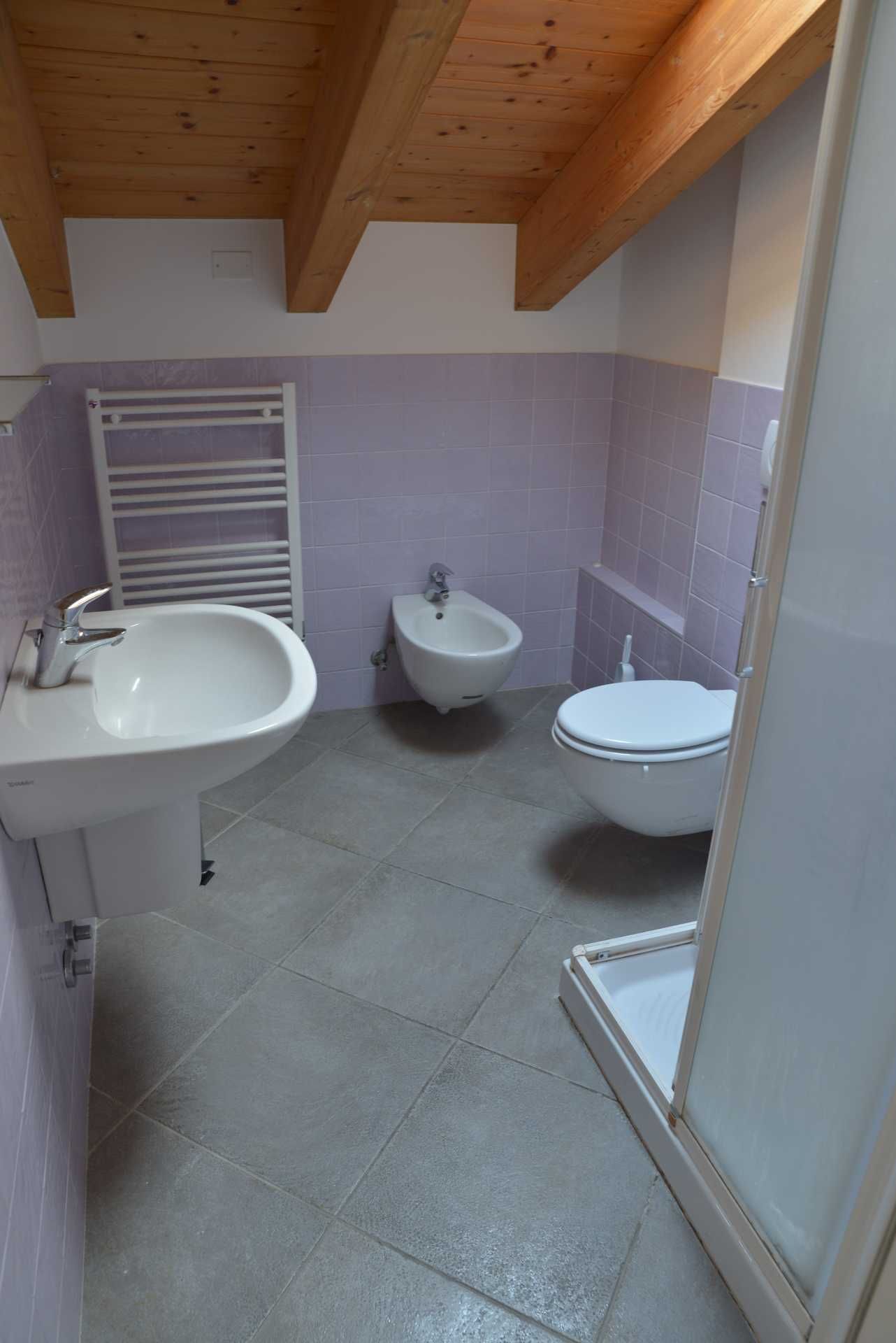 Une salle de bain équipée d’un lavabo, d’un bidet, de toilettes et d’une douche.