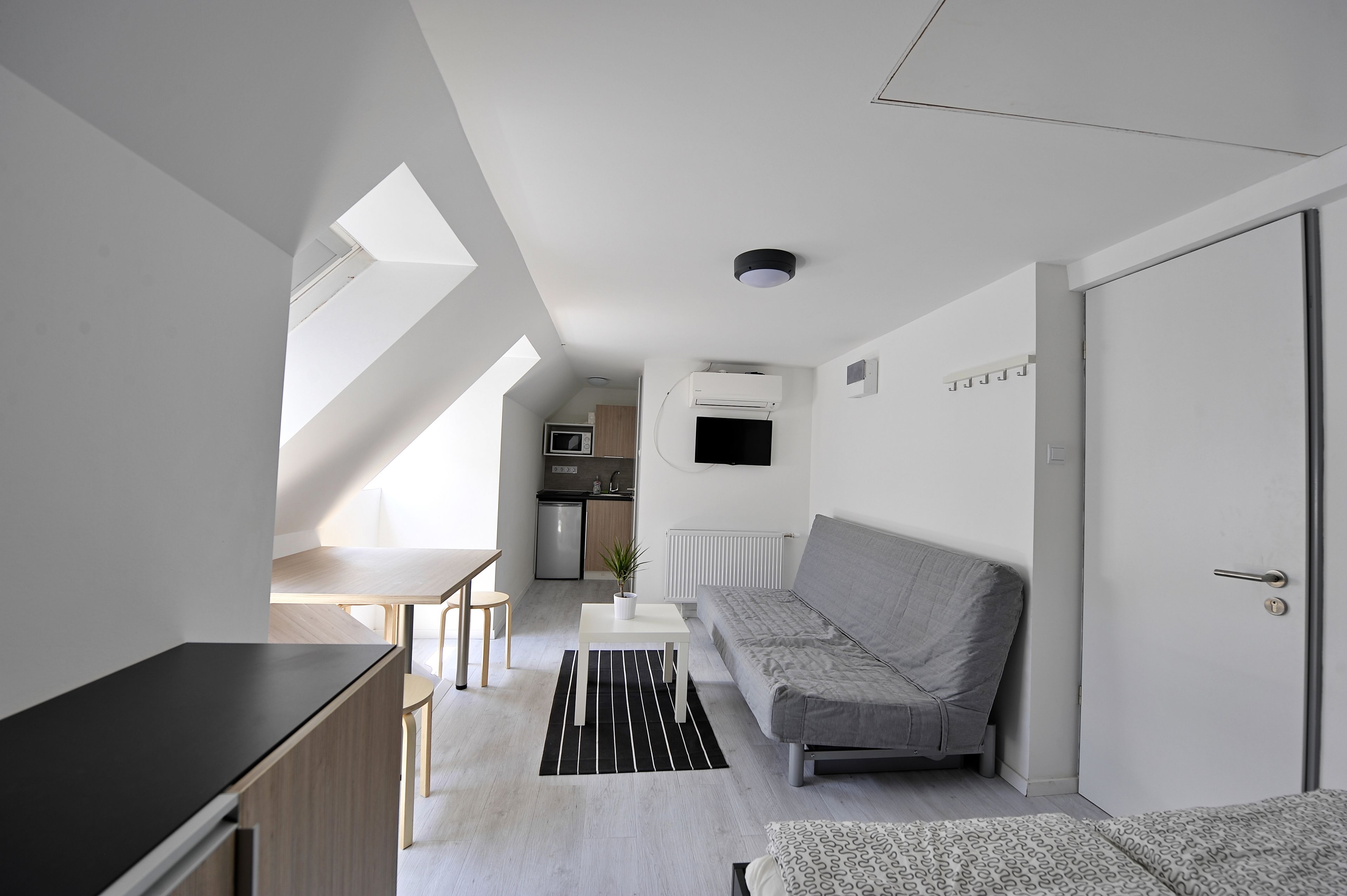 Comfort Studio, 1 Queen Bed | Living area | Flat-screen TV