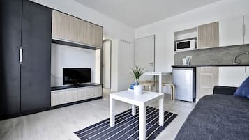 Premium-huoneisto, 1 makuuhuone, terassi | Yksityinen keittiö | Kahvin-/teenkeitin, jääkaappi, mikroaaltouuni, liesi