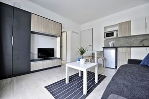 Premium-íbúð - 1 svefnherbergi - verönd | Einkaeldhús | Kaffivél/teketill, ísskápur, örbylgjuofn, eldavélarhellur