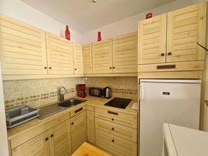 Kühlschrank, Mikrowelle, Herdplatte, Wasserkocher mit Kaffee-/Teezubehör