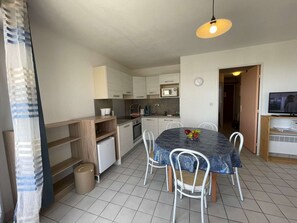 Réfrigérateur, four à micro-ondes, un four, surface de cuisson