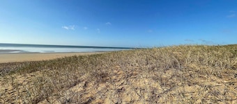 3-room apartment with balcony, pool, and parking near the sea - sleeps 6