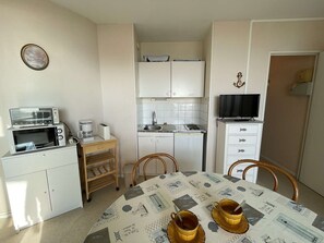 Fridge, microwave, stovetop - Studio for 2, balcony, parking, 200m to beach (Saint-Jean-de-Monts)