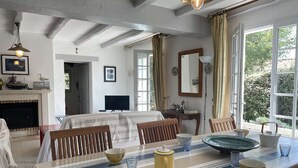 Dining - Spacious 4-Bedroom House with Garden, Terrace, and Near Beach in Noirmoutier-en-l'Île (Noirmoutier-en-l'Île)