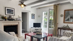 TV - Spacious 4-Bedroom House with Garden, Terrace, and Near Beach in Noirmoutier-en-l'Île (Noirmoutier-en-l'Île)