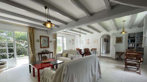TV - Spacious 4-Bedroom House with Garden, Terrace, and Near Beach in Noirmoutier-en-l'Île (Noirmoutier-en-l'Île)