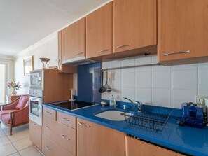 Fridge, microwave, oven, stovetop - Central Arcachon Apartment - 2 Bedrooms, Terrace, Parking, Near Parc Mauresque (Arcachon)