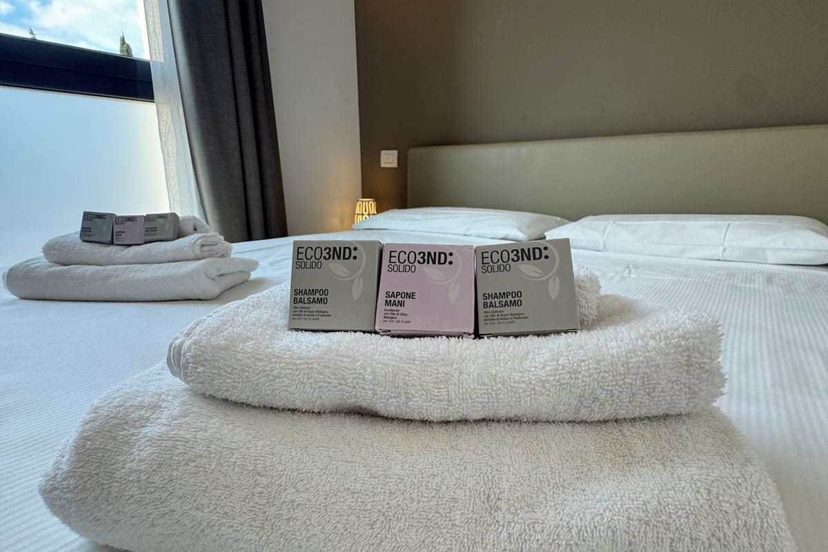 1 habitación, sistema de insonorización y tabla de planchar con plancha