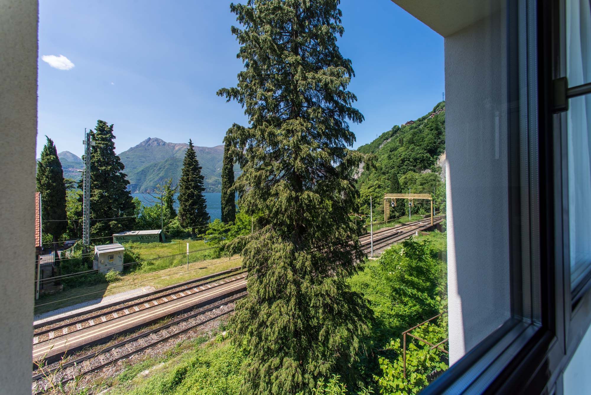Vista de una vía de tren con una montaña al fondo.