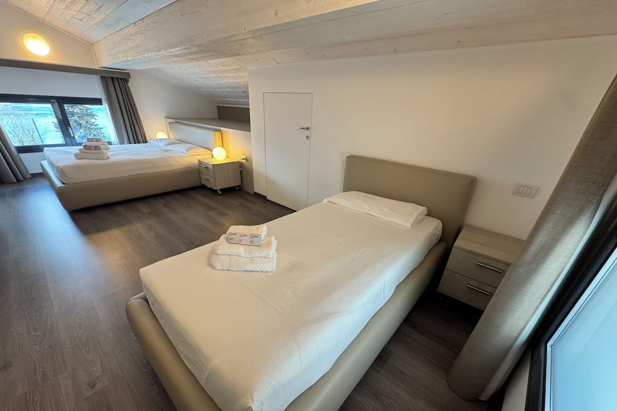 1 habitación, sistema de insonorización y tabla de planchar con plancha