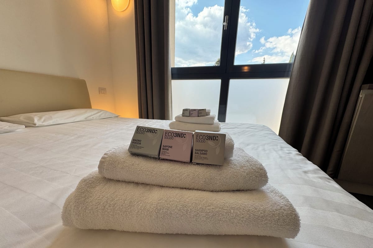 1 habitación, sistema de insonorización y tabla de planchar con plancha