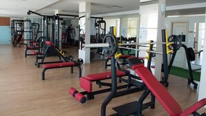 A gym with various exercise equipment, including benches and weight machines. - Bal Otel (Tirebolu)