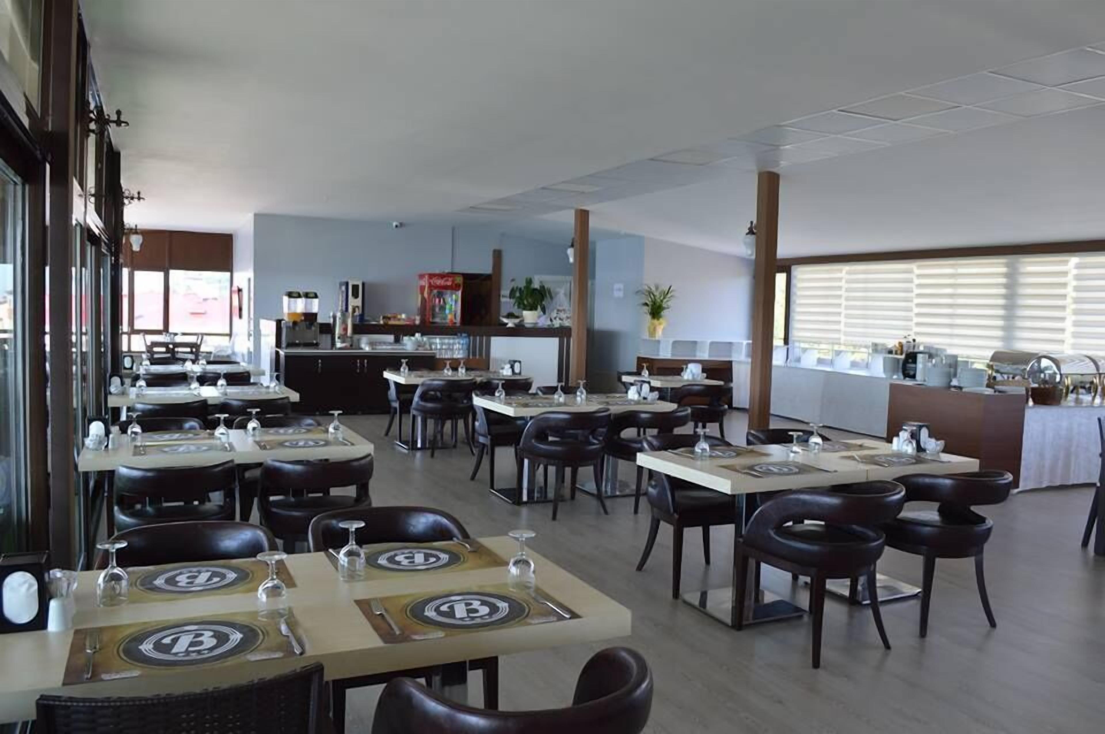 2 间餐厅，供应早餐、午餐和晚餐，国际美食