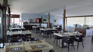 2 restaurantes, se sirven desayunos, comidas y cocina internacional