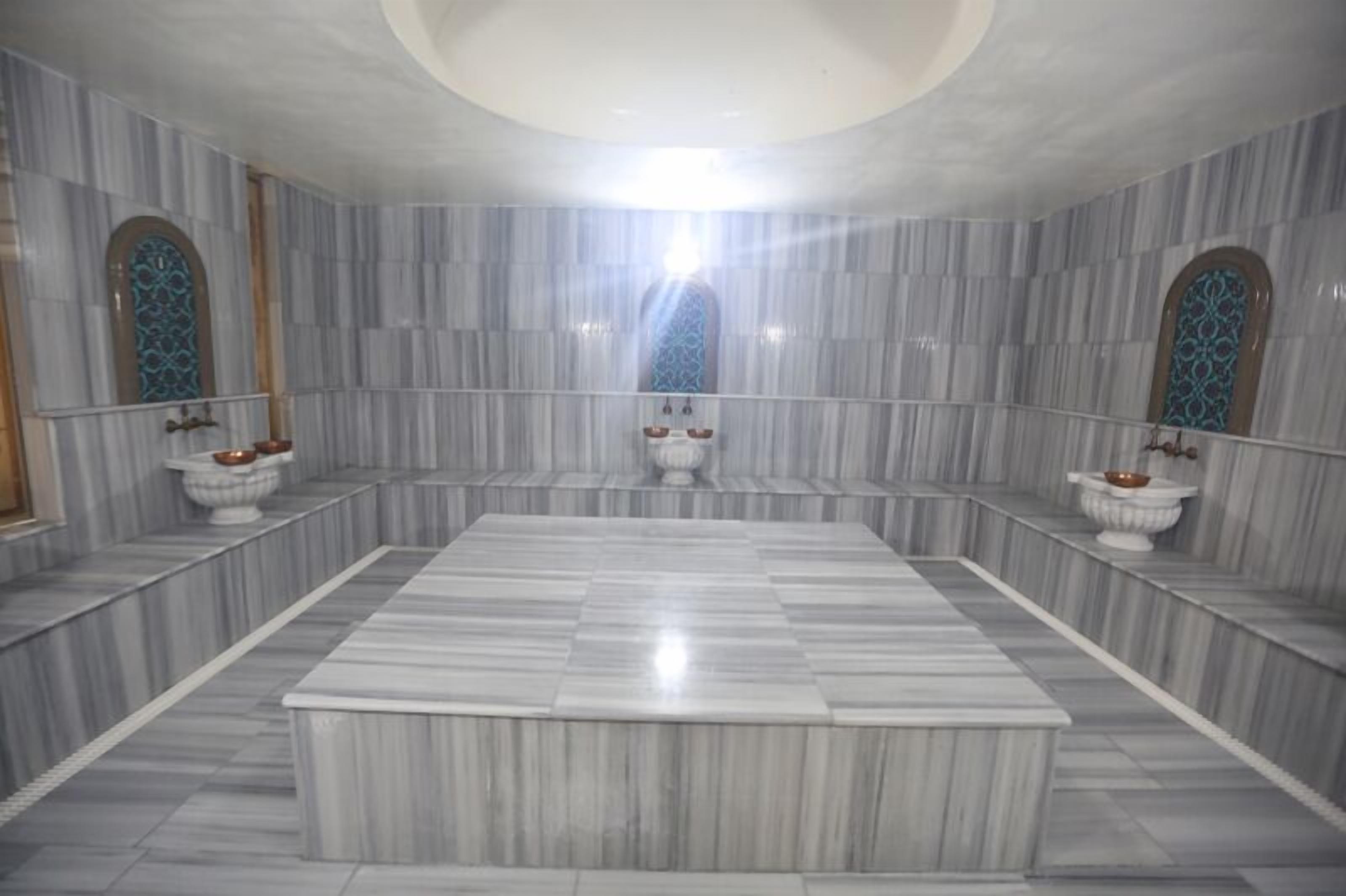 Sauna, hammam, 3 salles de soins, massages