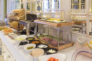 Café da manhã com buffet todos os dias (EUR 10 por pessoa)