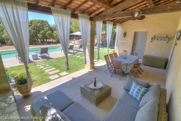 Outdoor dining - Gorgeous property in a calm village with plenty of space & heated pool (La Capelle-Et-Masmolène)