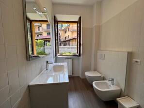 Combined shower/tub, deep soaking tub, free toiletries - Regolo House (Perledo)