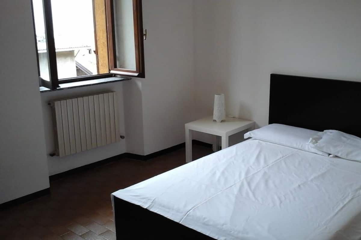 Camera | 1 camera, biancheria da letto di alta qualità, una scrivania