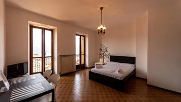 1 bedroom, premium bedding, desk, free WiFi