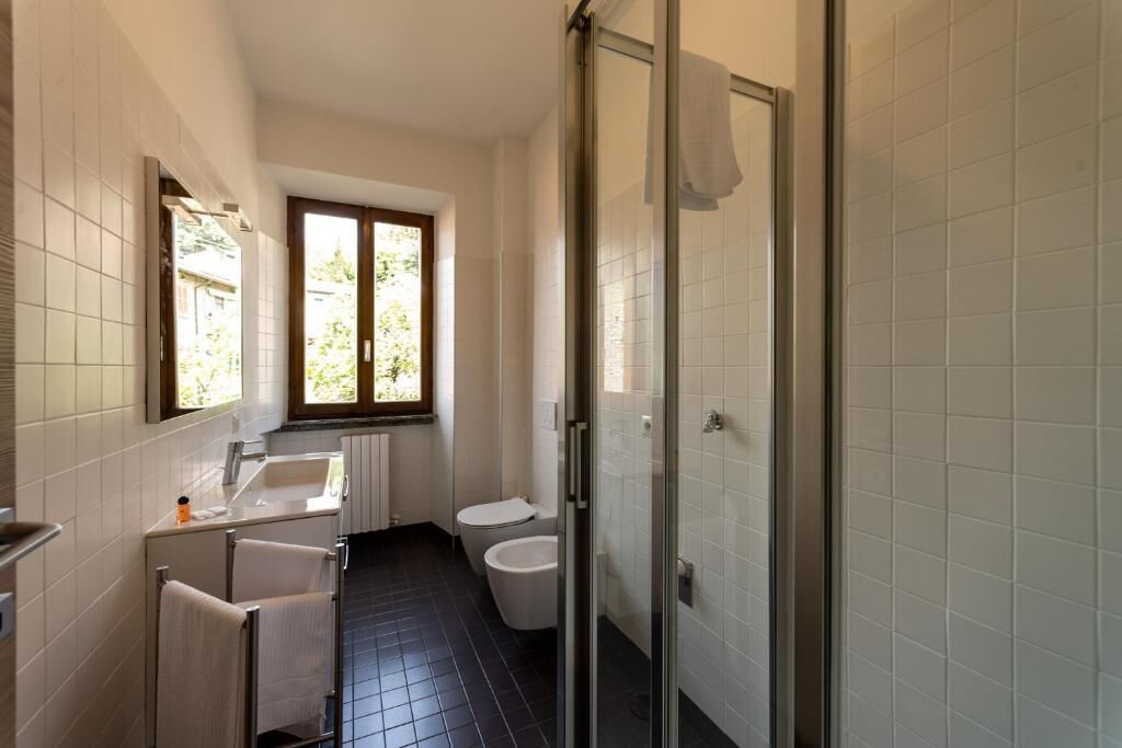 Combined shower/bathtub, deep-soaking bathtub, free toiletries