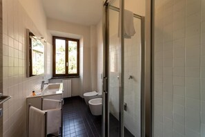 Combined shower/tub, deep soaking tub, free toiletries - Regolo House (Perledo)