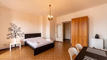 1 bedroom, premium bedding, desk, free WiFi
