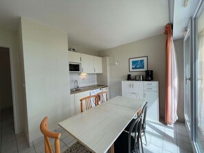 Fridge, stovetop, dishwasher