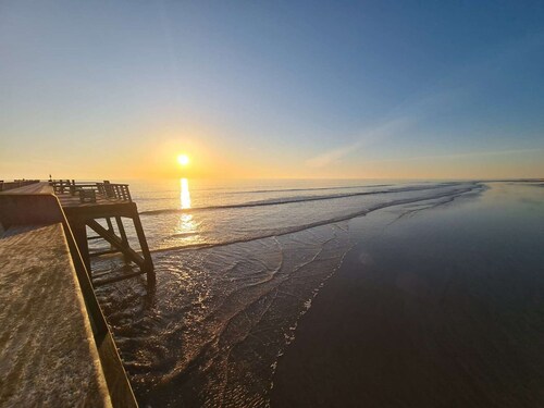 Cozy Beachside House: Ocean Views, Private Parking, Terrace, BBQ, Pets OK, Free Final Cleaning