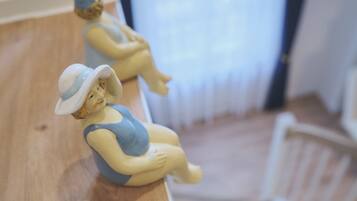 Dos pequeñas figuras sobre una superficie de madera.