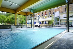 Una piscina techada, una piscina al aire libre